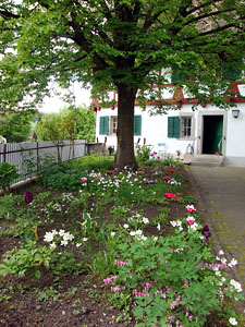 Fruehlingsgarten Pfarrhaus Maur