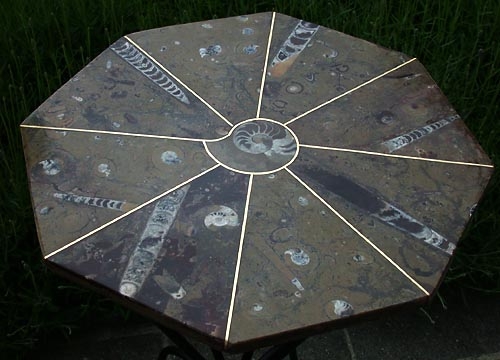 Tisch aus Fossilien