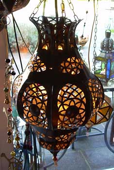 Eisenlampe mit fazinierendem Schattenwurf aus Marokko